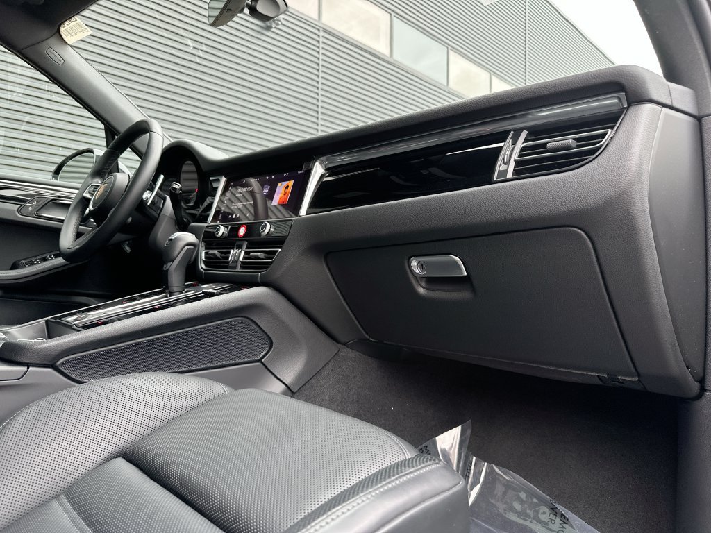 Certified 2023 Porsche Macan S AWD/4WD image 31
