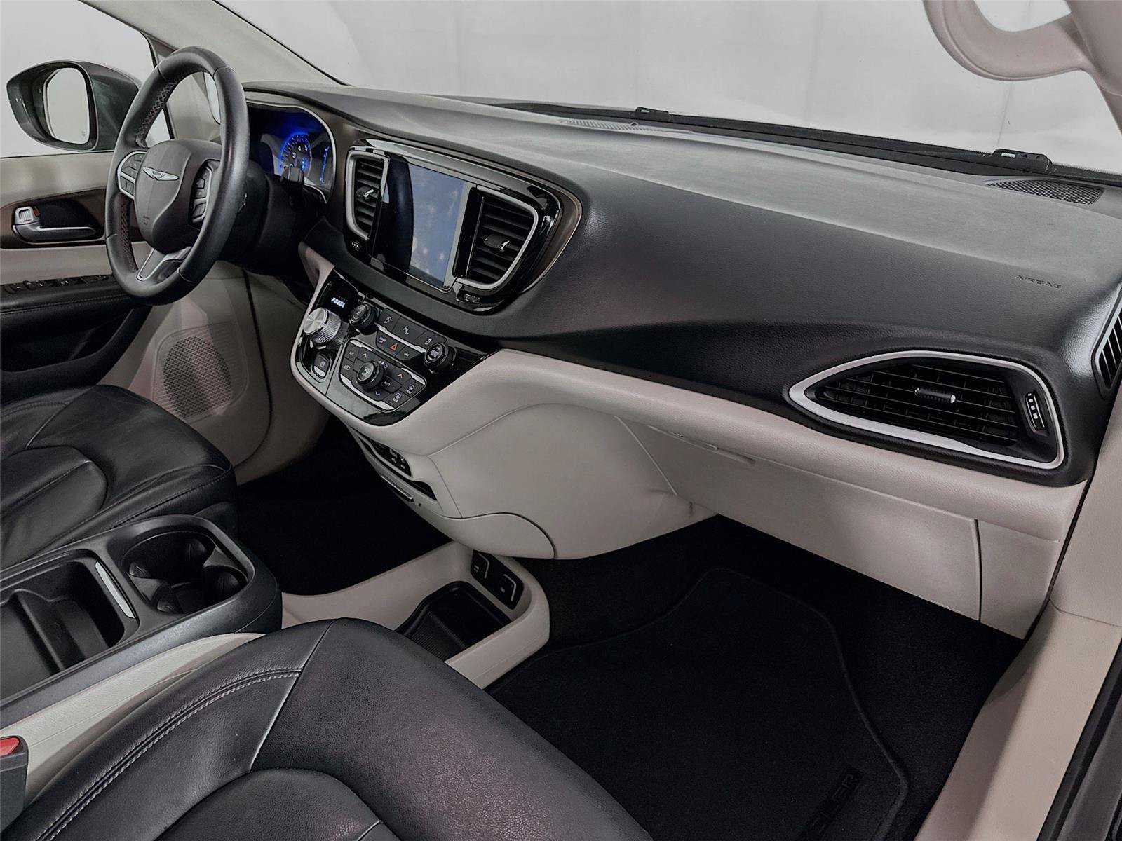 Used 2017 Chrysler Pacifica Touring-L FWD image 30