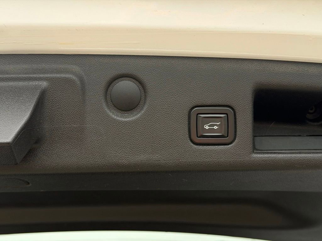 Used 2020 Chevrolet Equinox LT w/ Driver Convenience Package AWD/4WD image 38