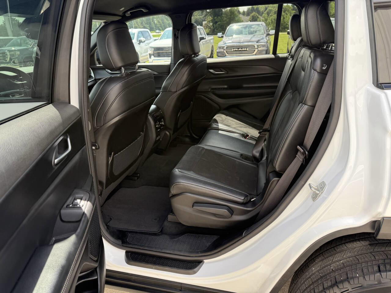 Used 2024 Jeep Grand Cherokee L Laredo image 6