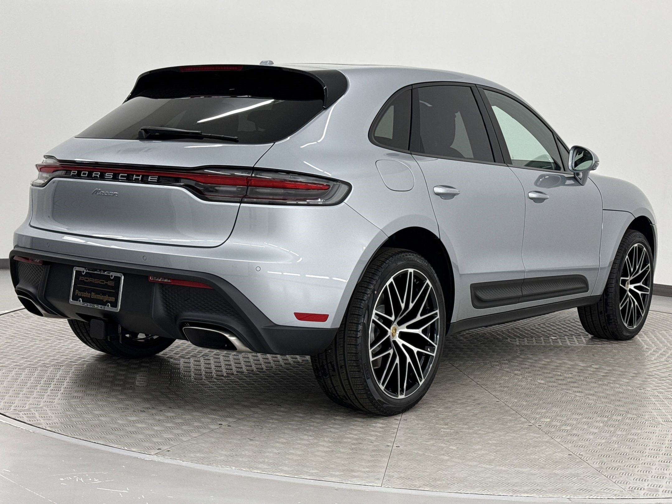 Used 2025 Porsche Macan AWD/4WD image 7