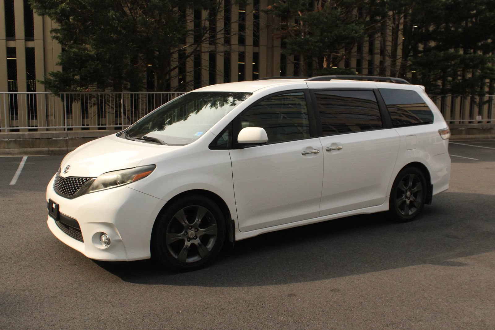 Used 2015 Toyota Sienna SE FWD image 12