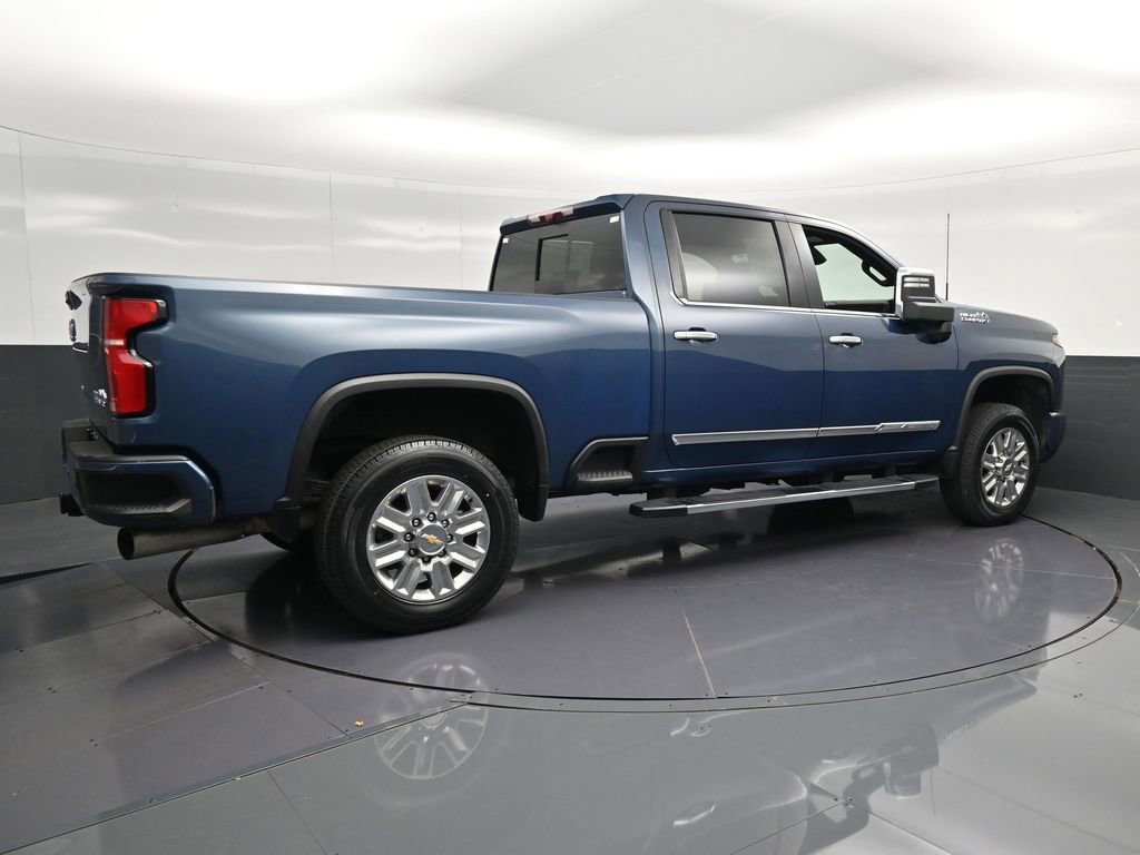 Used 2025 Chevrolet Silverado 2500 High Country w/ Technology Package AWD/4WD image 3