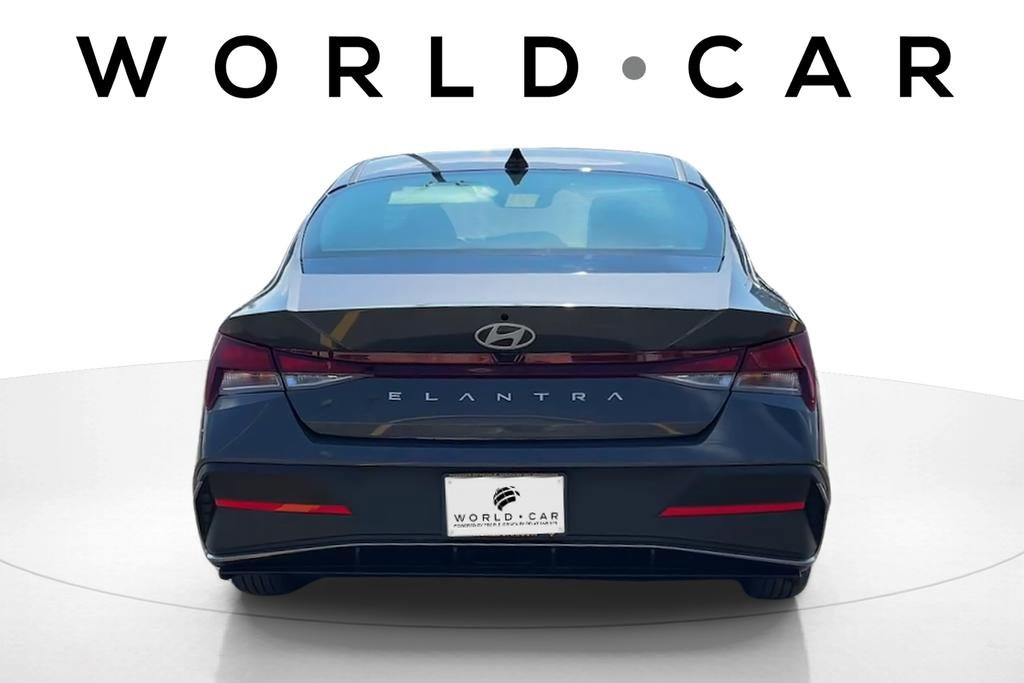Certified 2025 Hyundai Elantra SE image 3