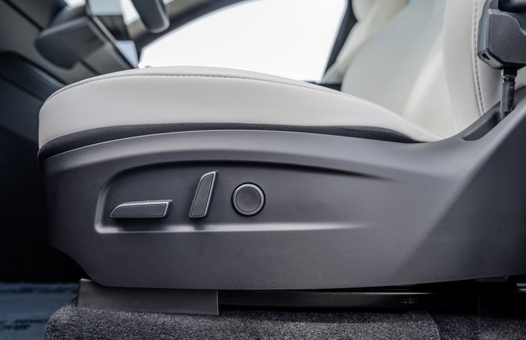 Used 2026 Tesla Model Y Long Range image 16