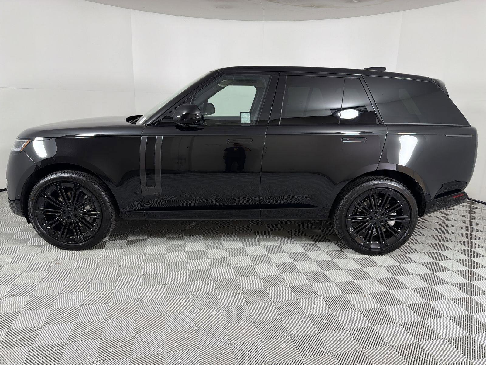New 2026 Land Rover Range Rover SE image 2