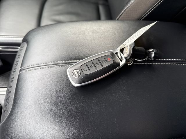 Used 2023 Nissan Pathfinder SL w/ Black Appearance Package image 32