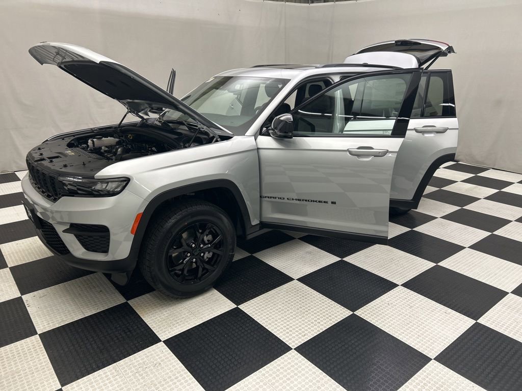 New 2025 Jeep Grand Cherokee Altitude AWD/4WD image 22