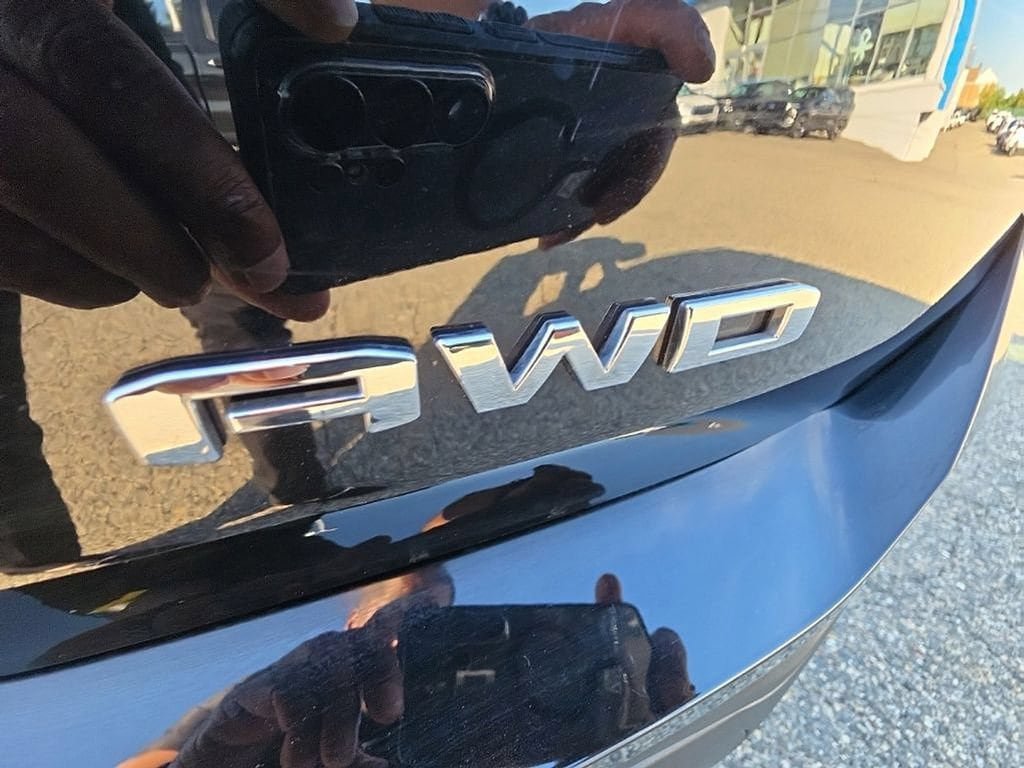 Used 2023 GMC Terrain SLE w/ Driver Convenience Package AWD/4WD image 31