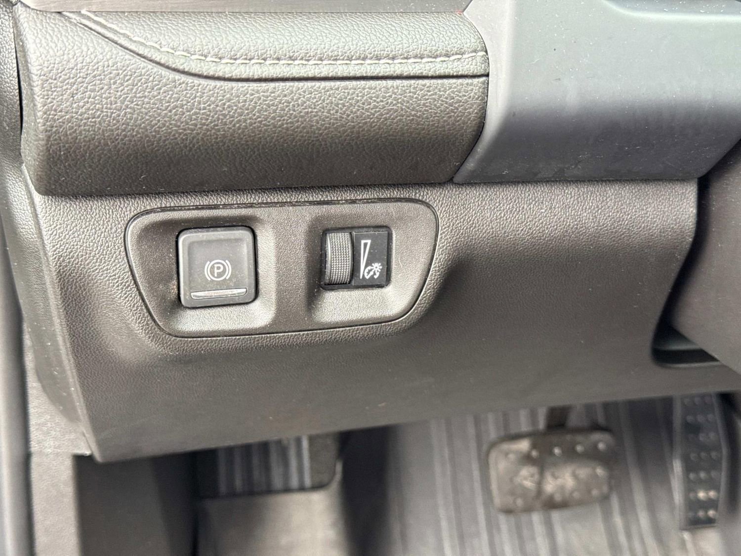 Used 2023 GMC Acadia SLE w/ Driver Convenience Package FWD image 30