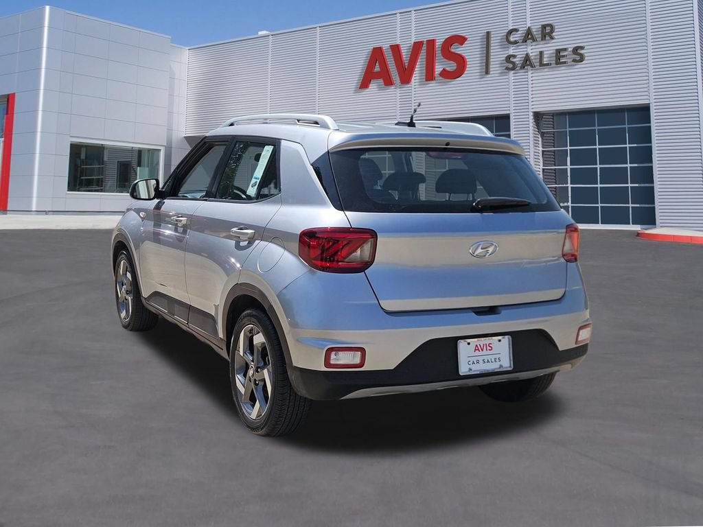 Used 2025 Hyundai Venue SEL FWD image 3