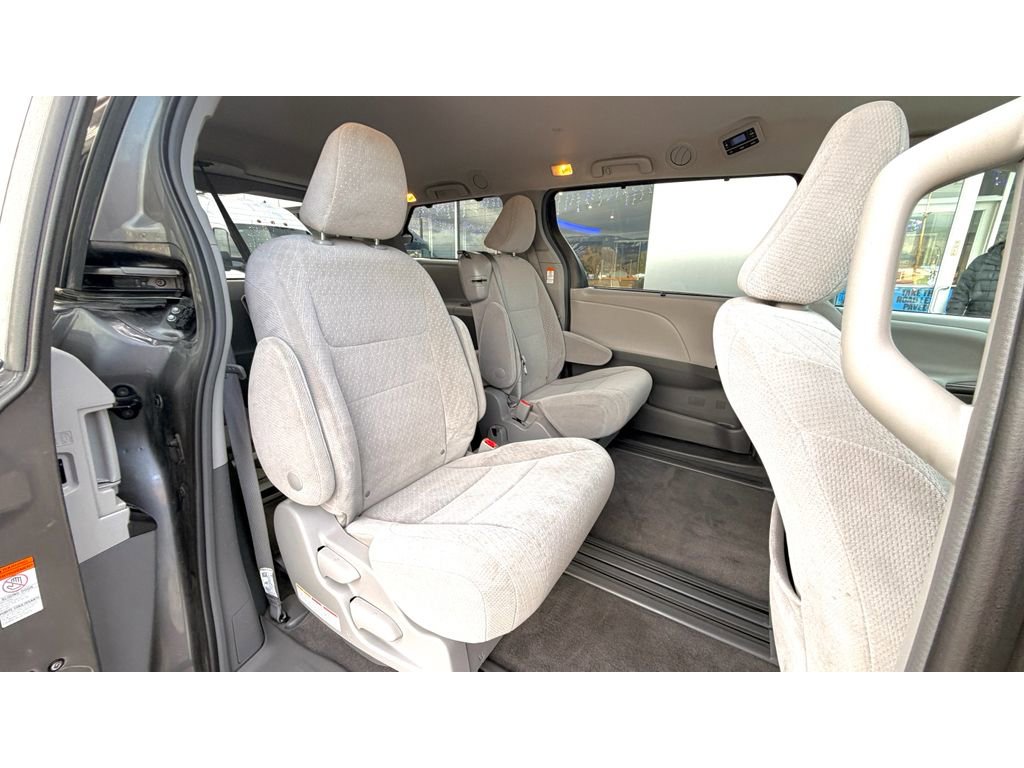 Used 2018 Toyota Sienna LE image 9