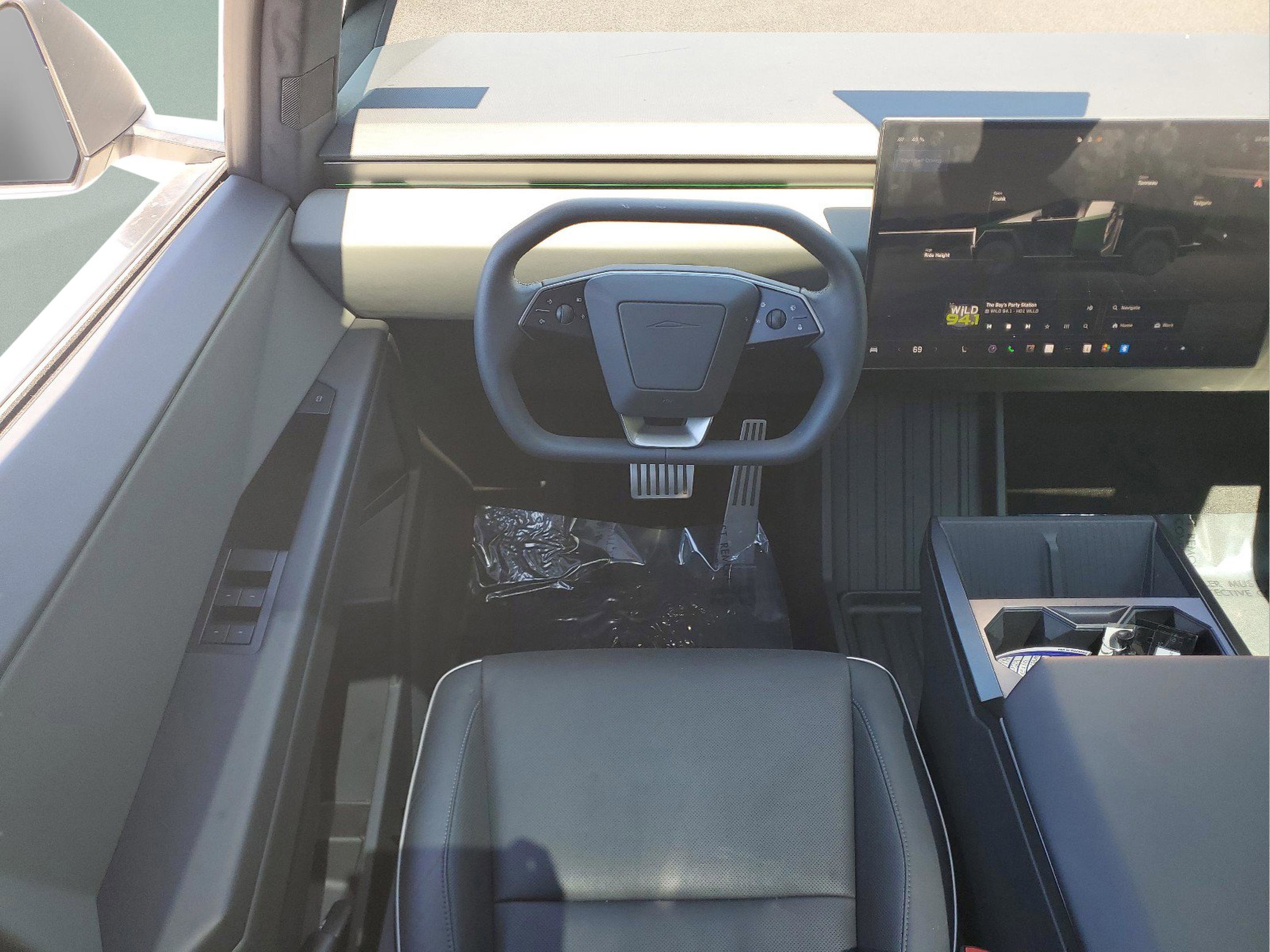 Used 2024 Tesla Cybertruck AWD Crew Cab image 9