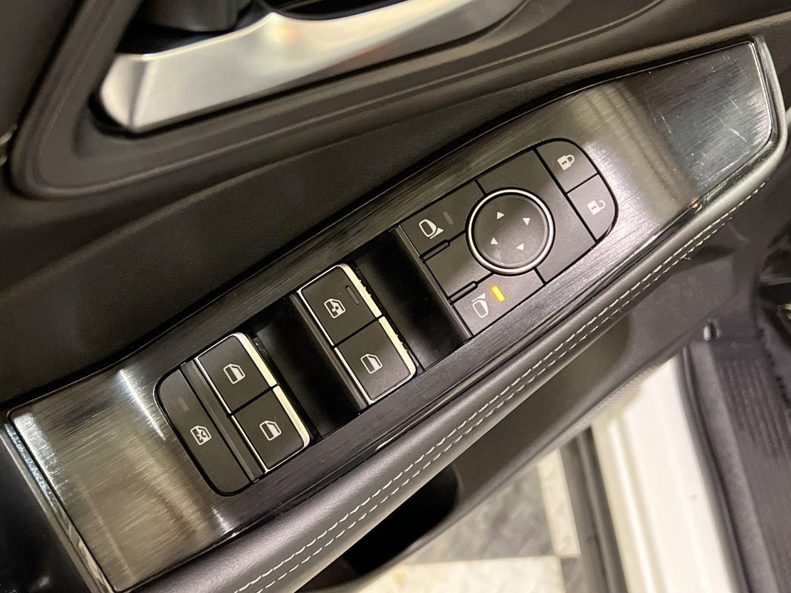 Used 2023 Nissan Rogue SL image 31