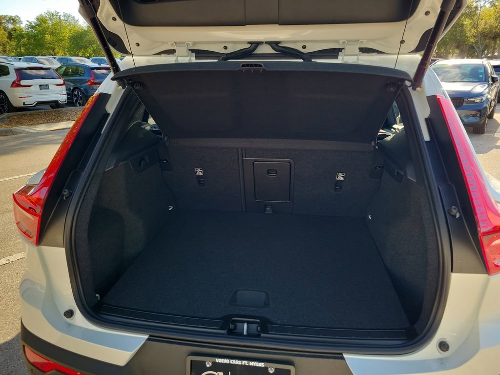 New 2026 Volvo XC40 B5 Core w/ Climate Package AWD/4WD image 4