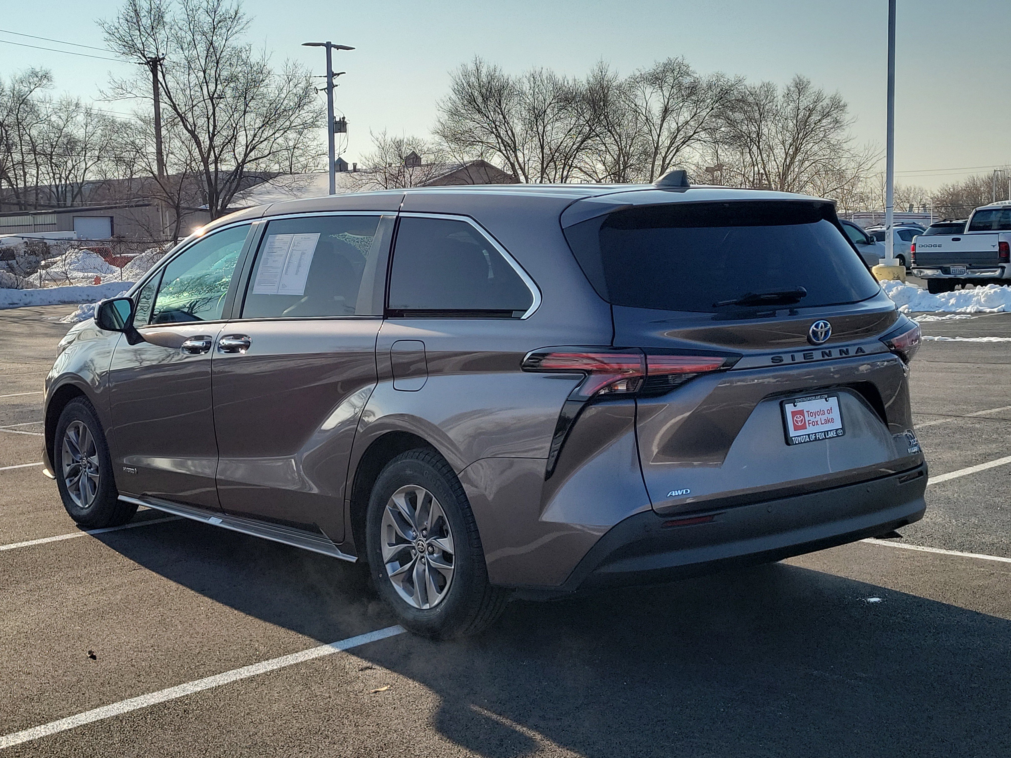 Used 2021 Toyota Sienna XLE image 3