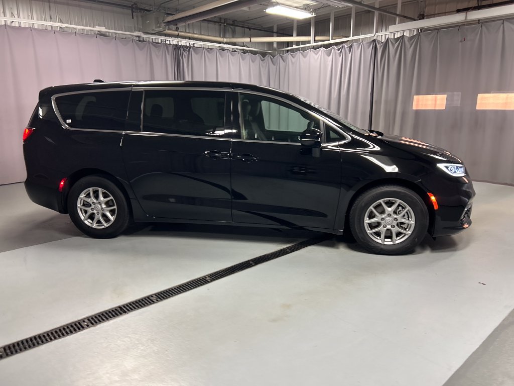 Used 2026 Chrysler Pacifica Select FWD image 8