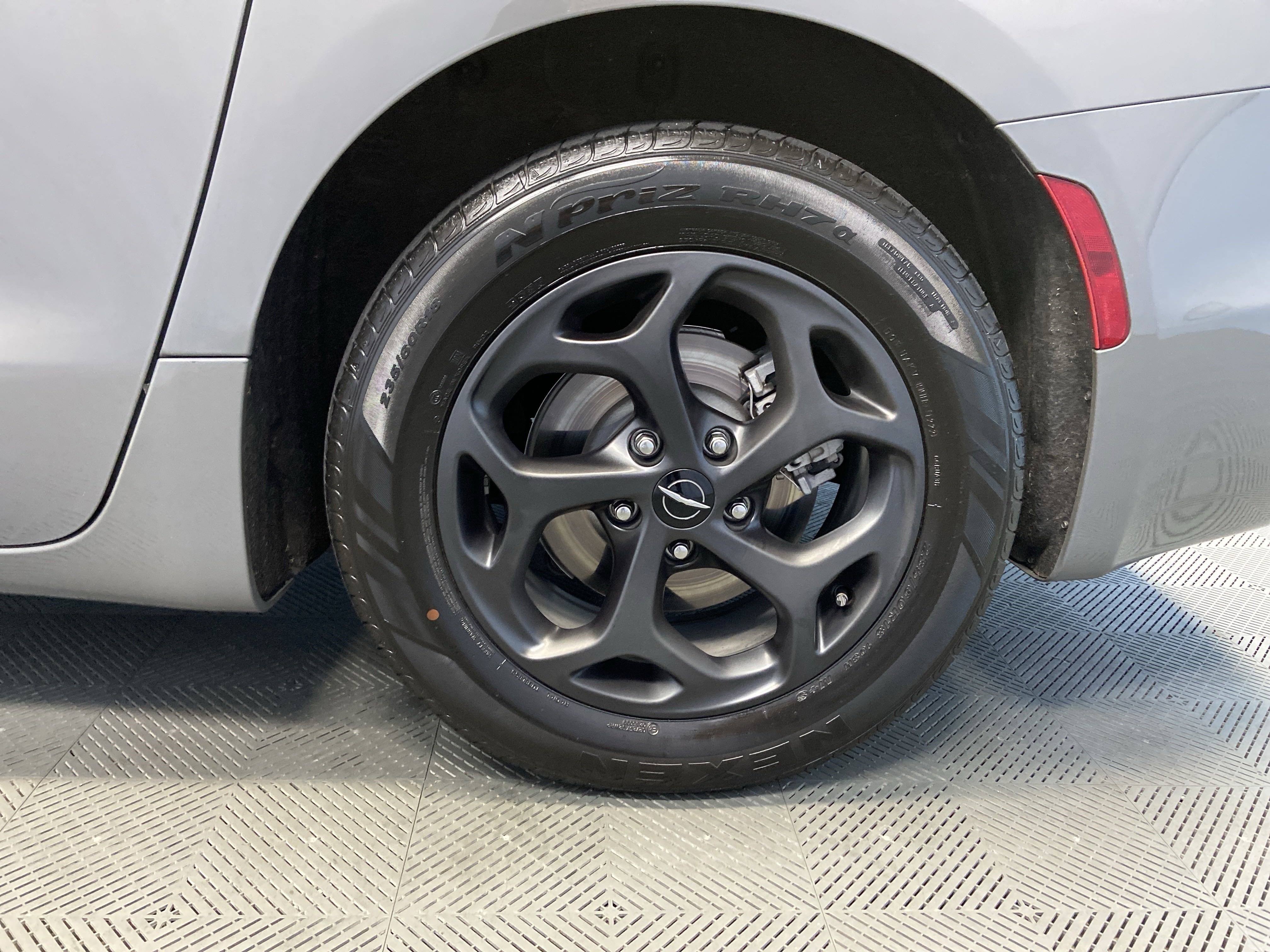 Used 2022 Chrysler Pacifica Limited w/ S Appearance Package image 35