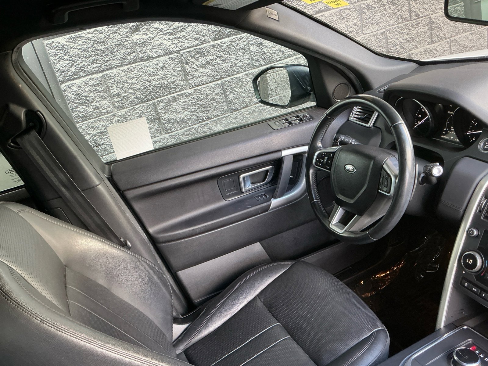 Used 2018 Land Rover Discovery Sport SE image 18