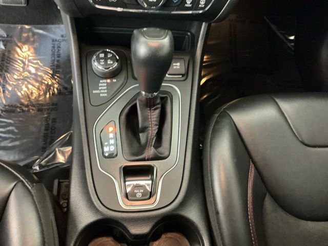 Used 2019 Jeep Cherokee Trailhawk AWD/4WD image 19