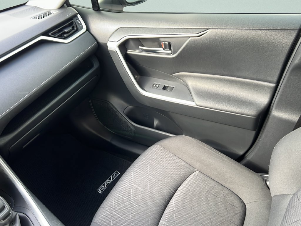 Used 2019 Toyota RAV4 XLE w/ Convenience Package FWD image 16