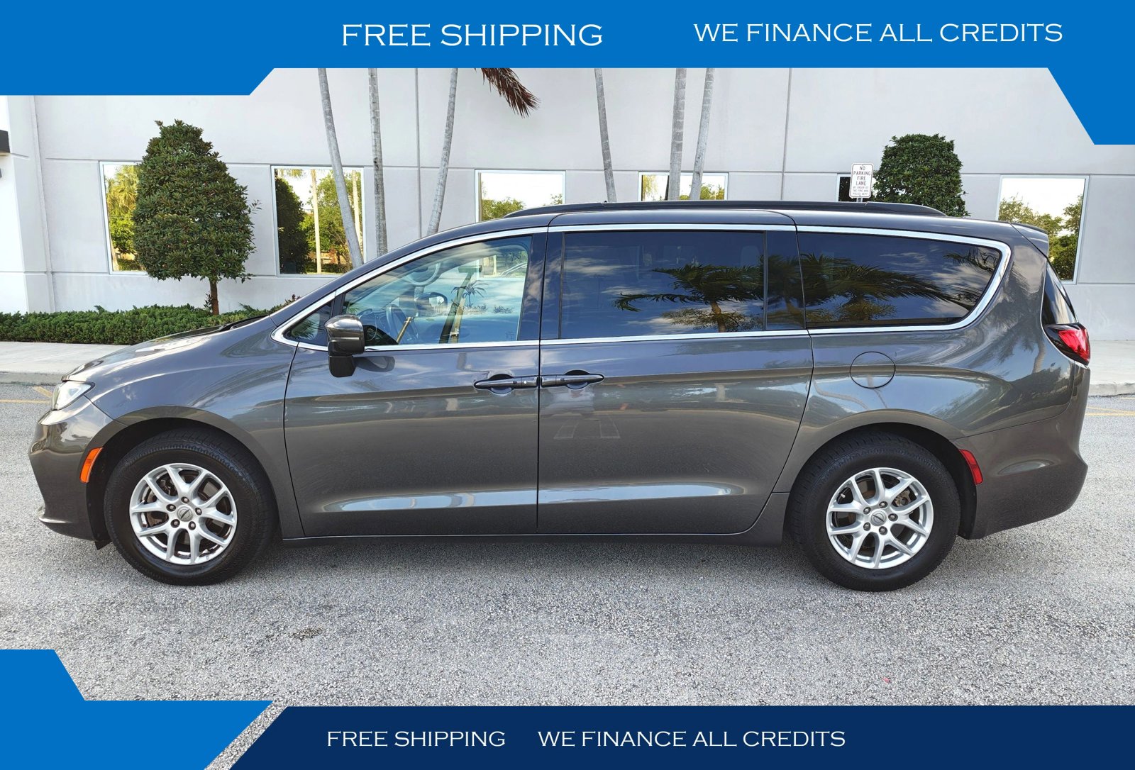 Used 2022 Chrysler Pacifica Touring-L FWD image 1
