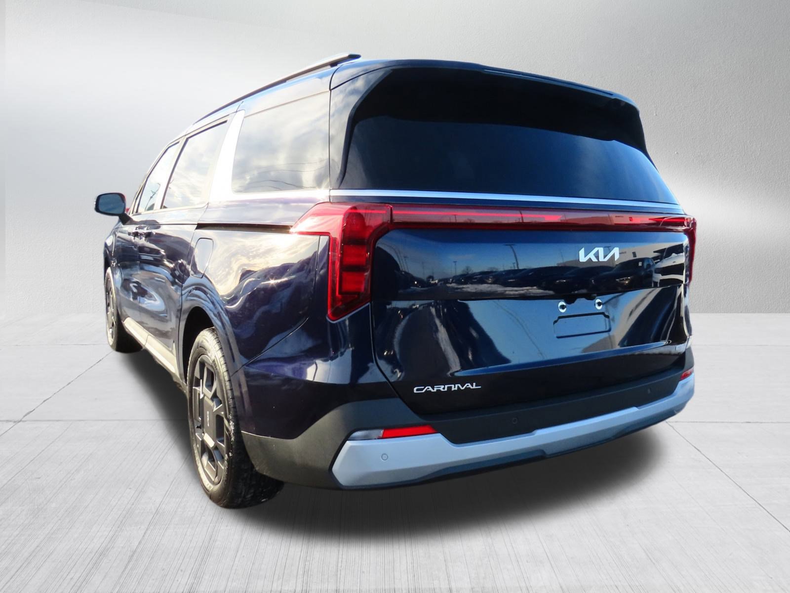Used 2025 Kia Carnival EX image 5