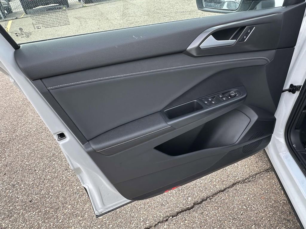 New 2025 Volkswagen Taos SE FWD image 11
