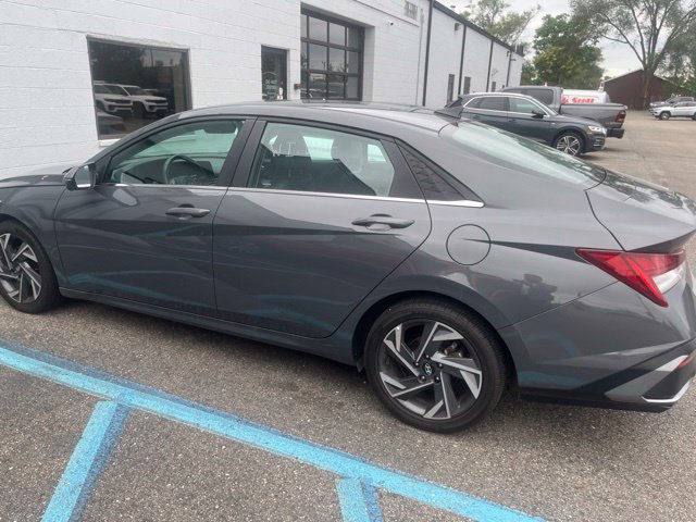 Used 2024 Hyundai Elantra Limited FWD image 8