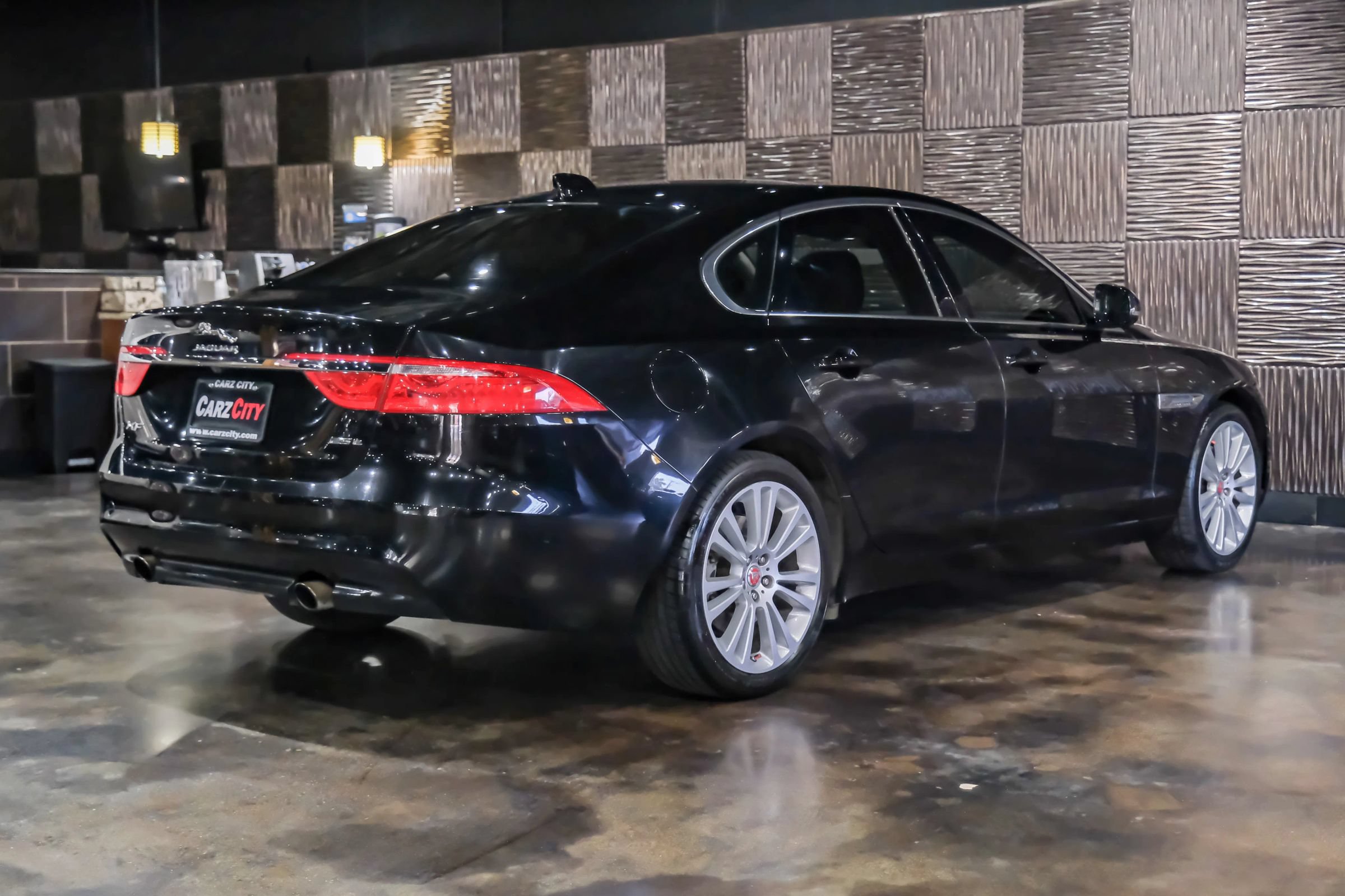 Used 2020 Jaguar XF Prestige RWD image 8