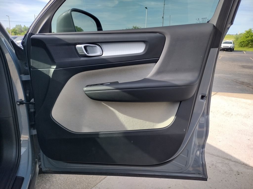 Used 2020 Volvo XC40 T4 Momentum FWD image 21