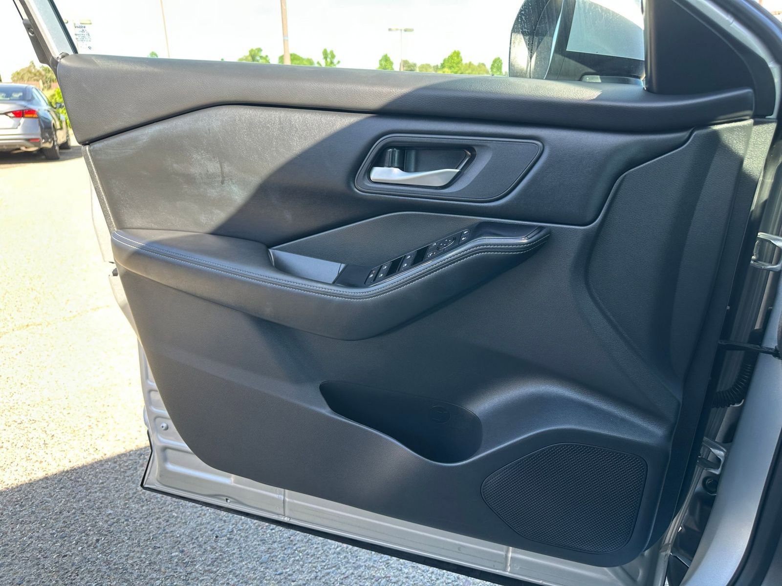 Used 2025 Nissan Rogue SV image 18