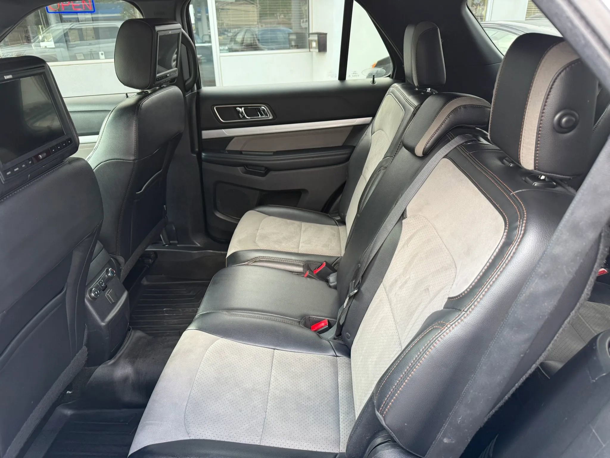 Used 2017 Ford Explorer XLT w/ XLT Technology Feature Bundle AWD/4WD image 18
