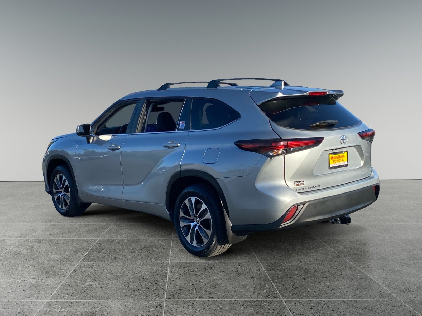 Used 2024 Toyota Highlander XLE FWD image 3