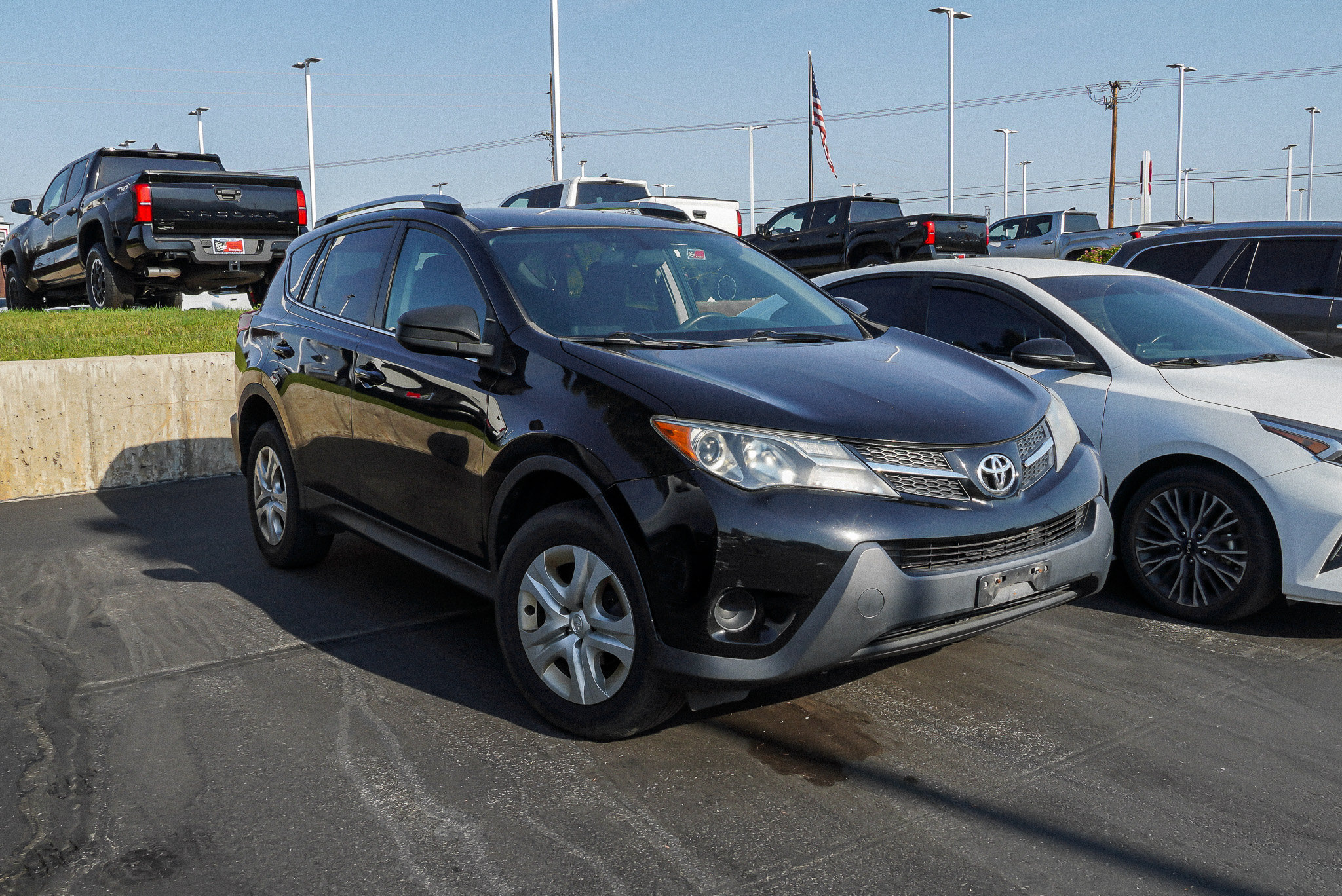 Used 2014 Toyota RAV4 LE AWD/4WD image 2