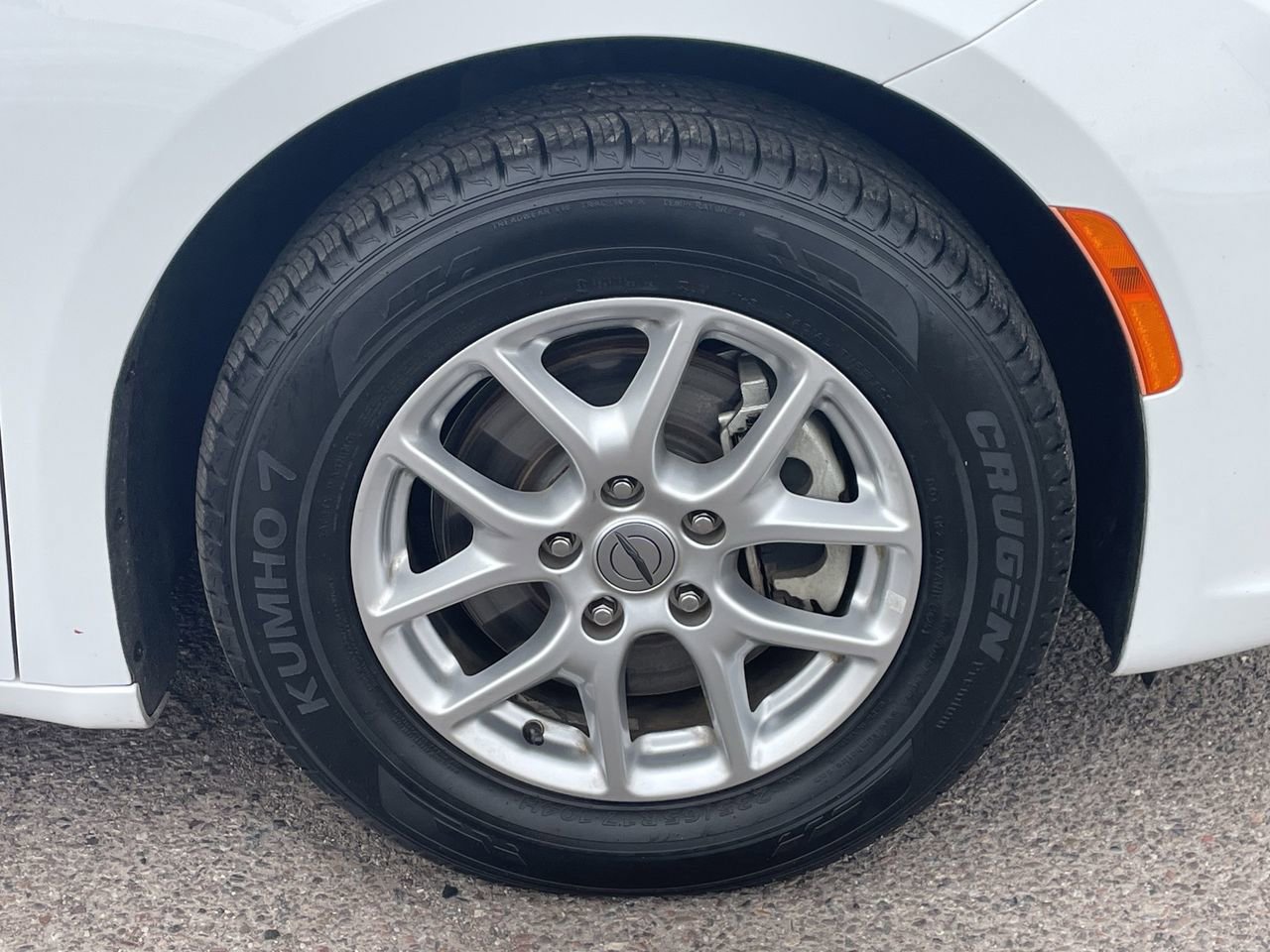 Used 2023 Chrysler Pacifica Touring-L image 10