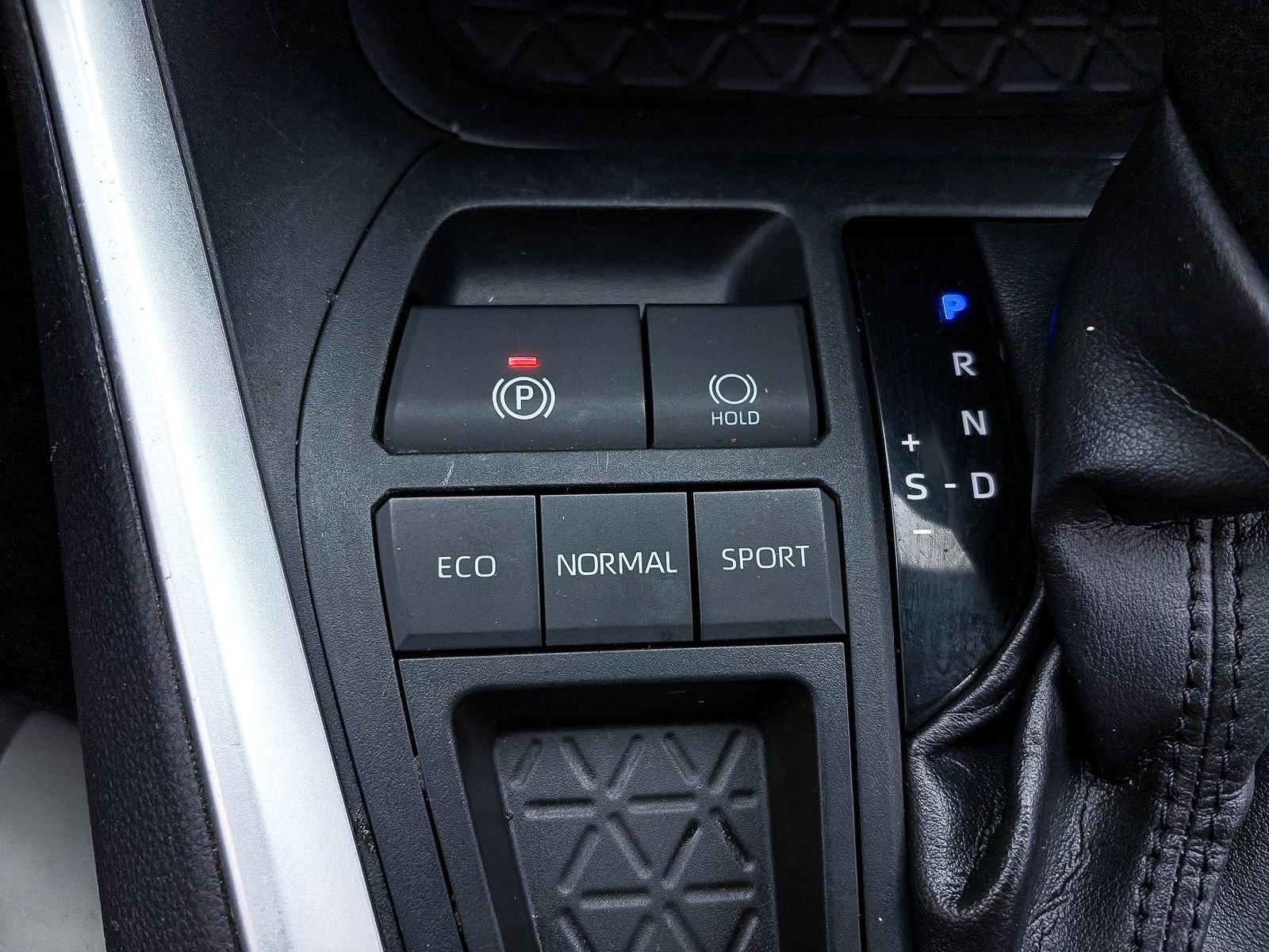Used 2019 Toyota RAV4 XLE Premium w/ Carpet Mat Package FWD image 25