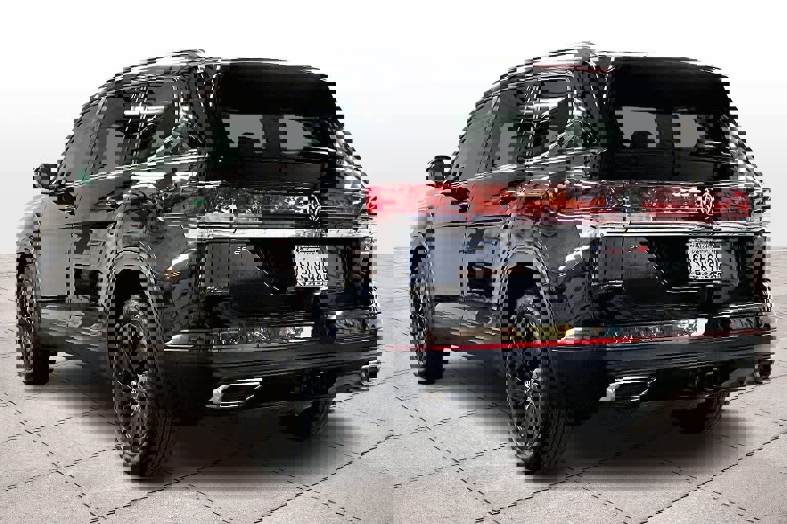 Used 2025 Volkswagen Atlas SE w/ Black Wheel Package image 14