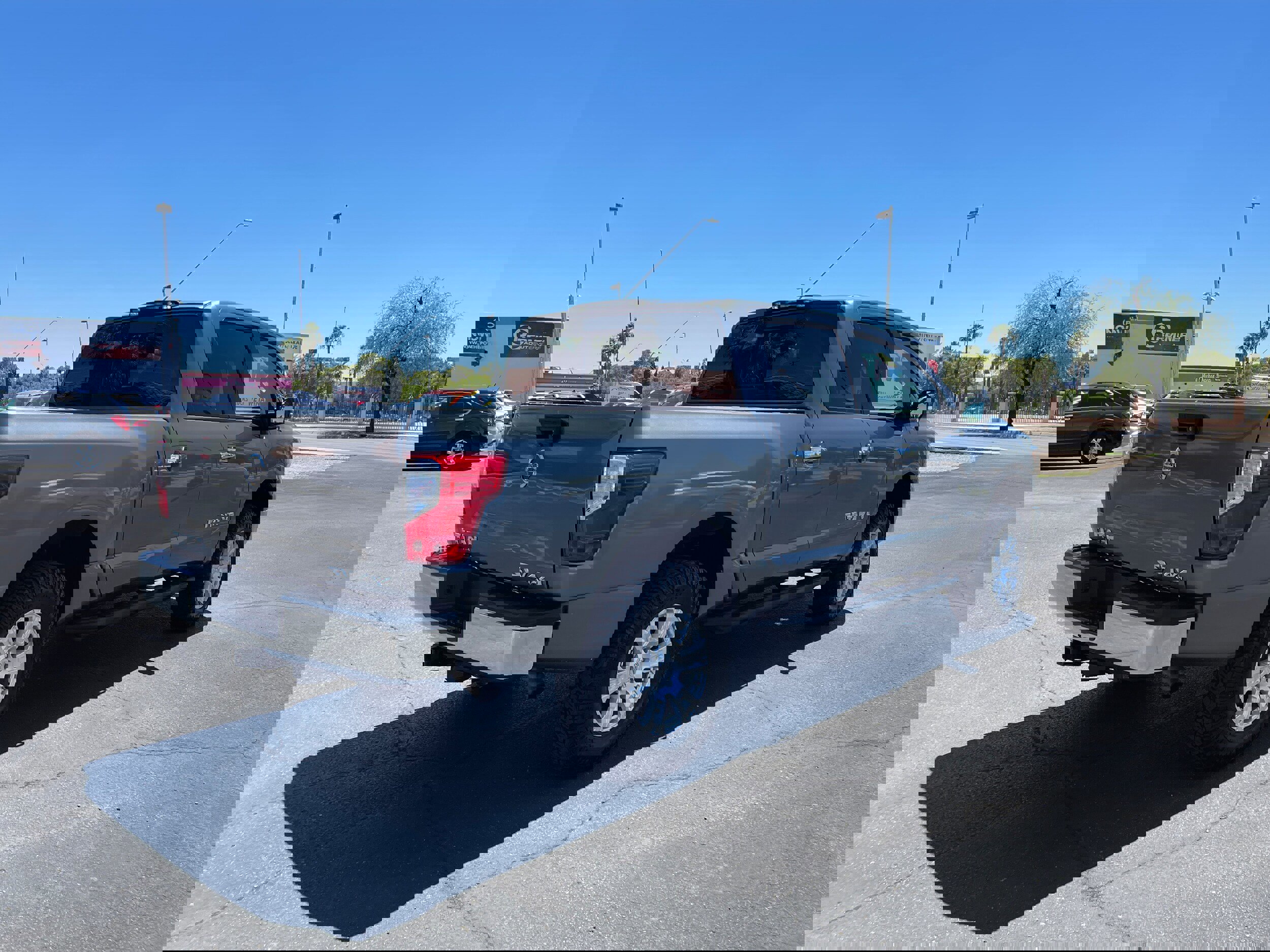 Used 2018 Nissan Titan SV image 5