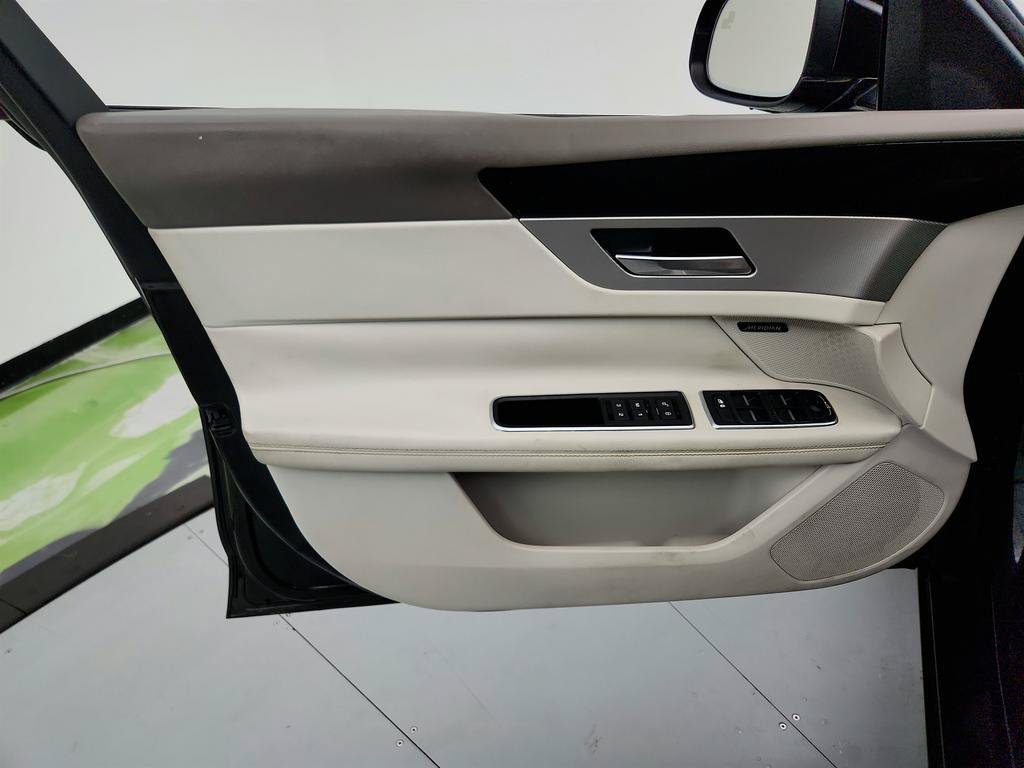 Used 2016 Jaguar XF Prestige RWD image 23
