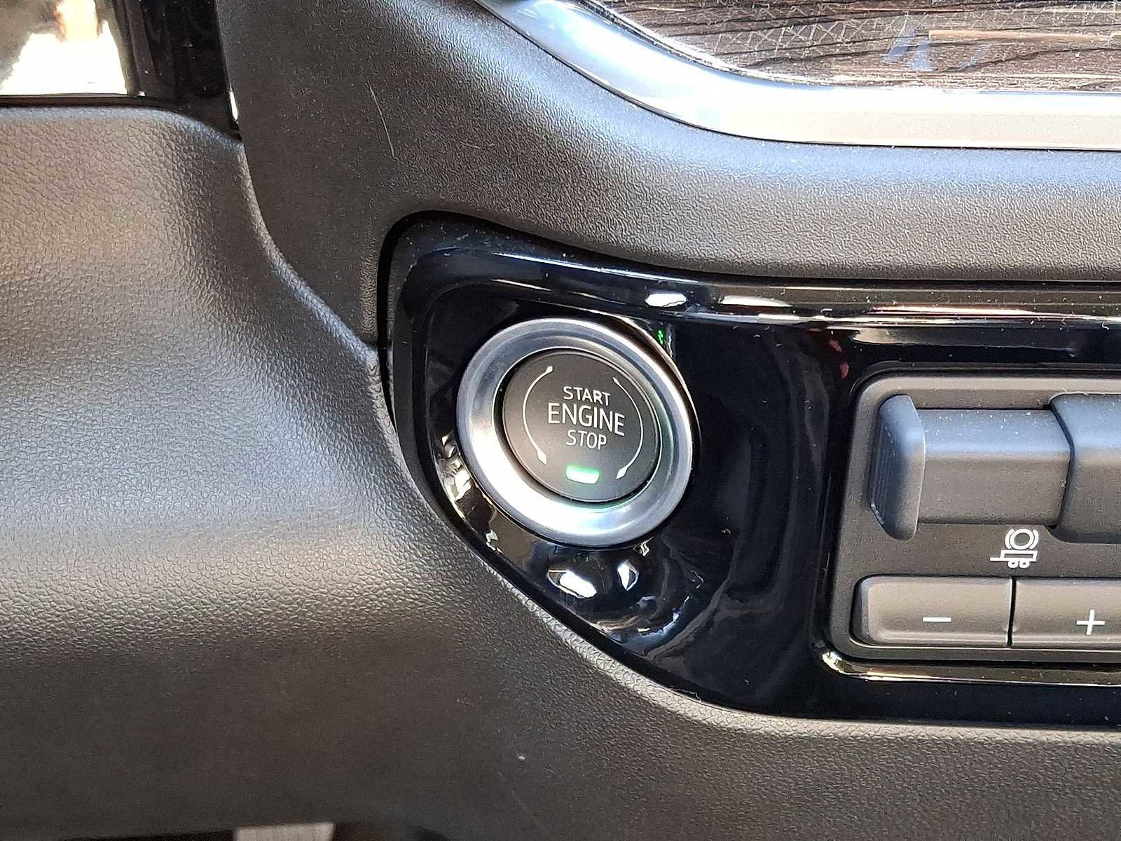 Used 2025 Chevrolet Silverado 2500 LT w/ Convenience Package image 23