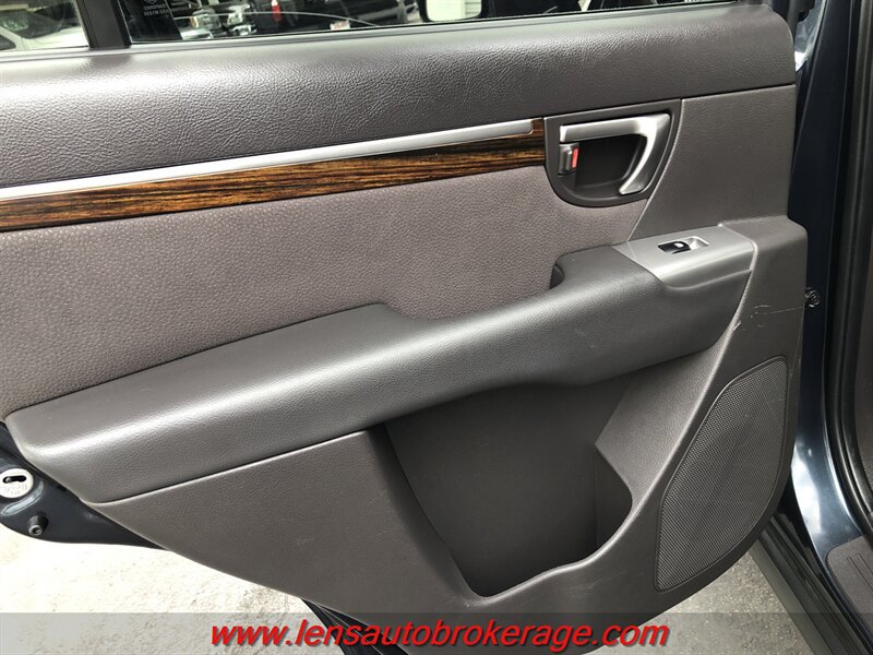 Used 2010 Hyundai Santa Fe SE FWD image 16