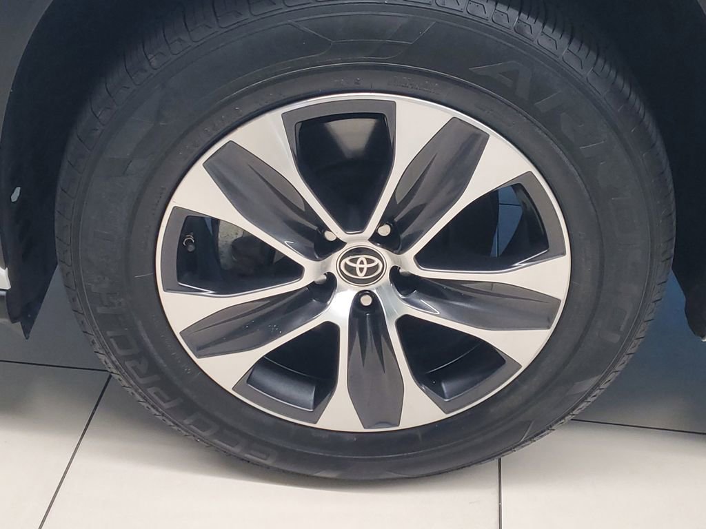 Used 2023 Toyota Highlander XLE image 4