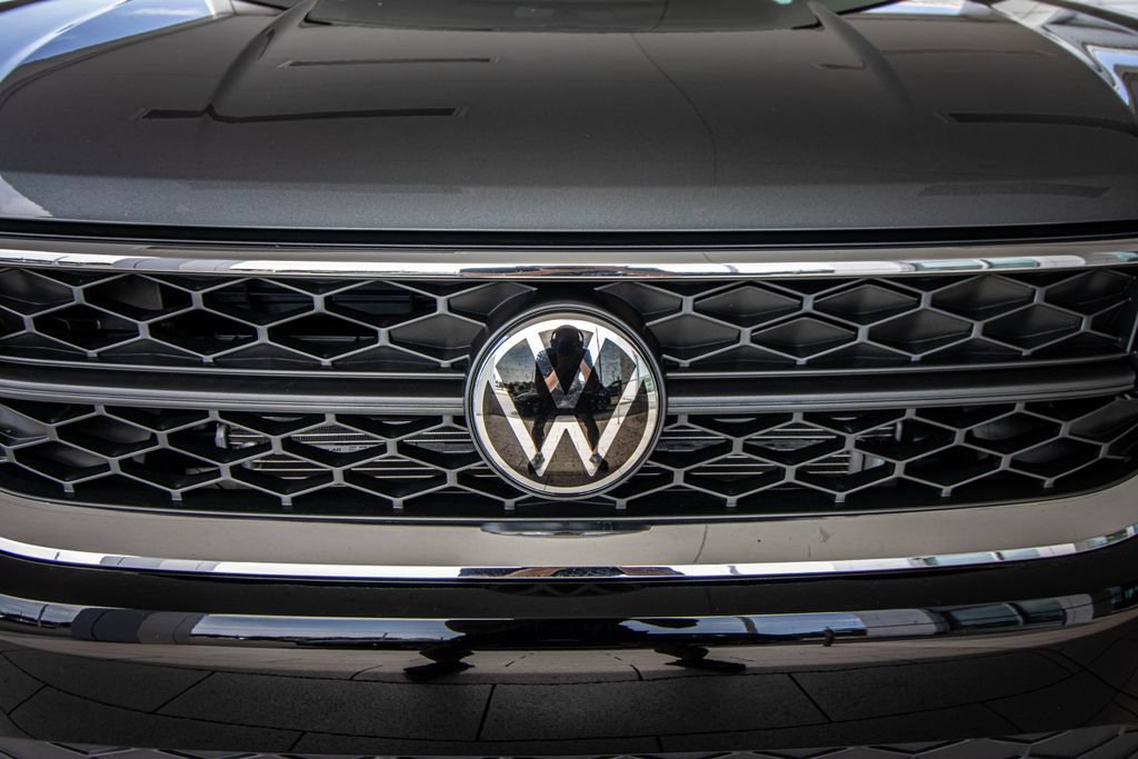 Certified 2023 Volkswagen Taos SE w/ Panoramic Sunroof Package FWD image 8