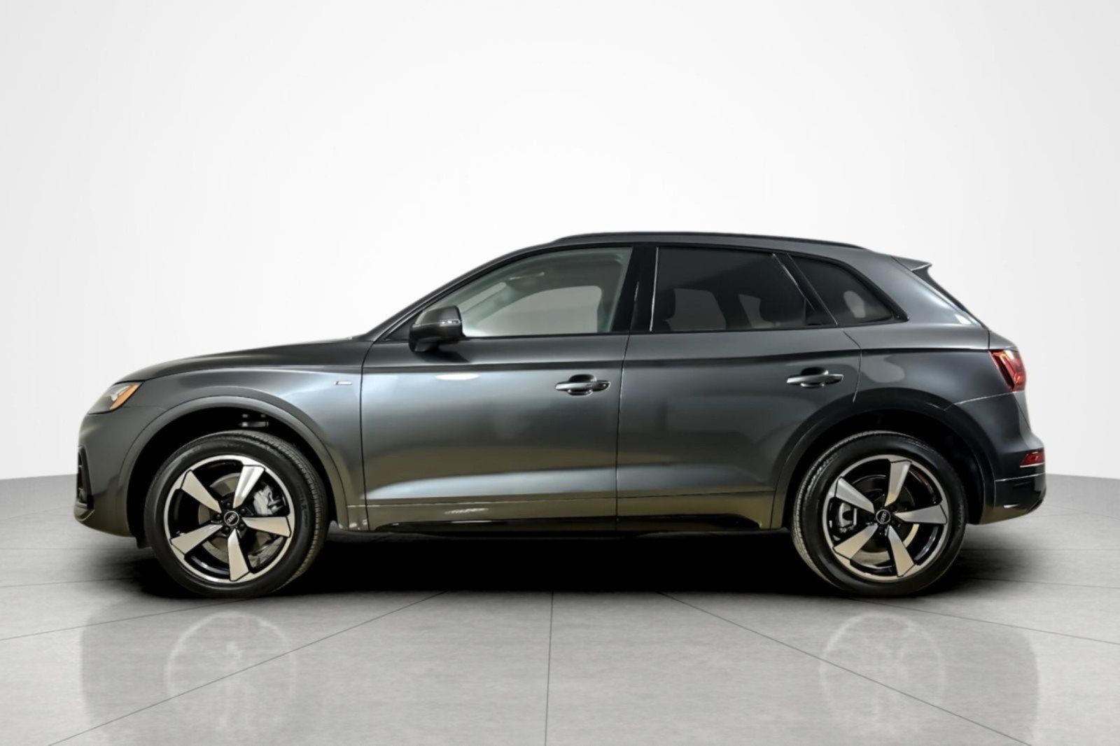 Used 2023 Audi Q5 2.0T Premium Plus w/ Premium Plus Package AWD/4WD image 2