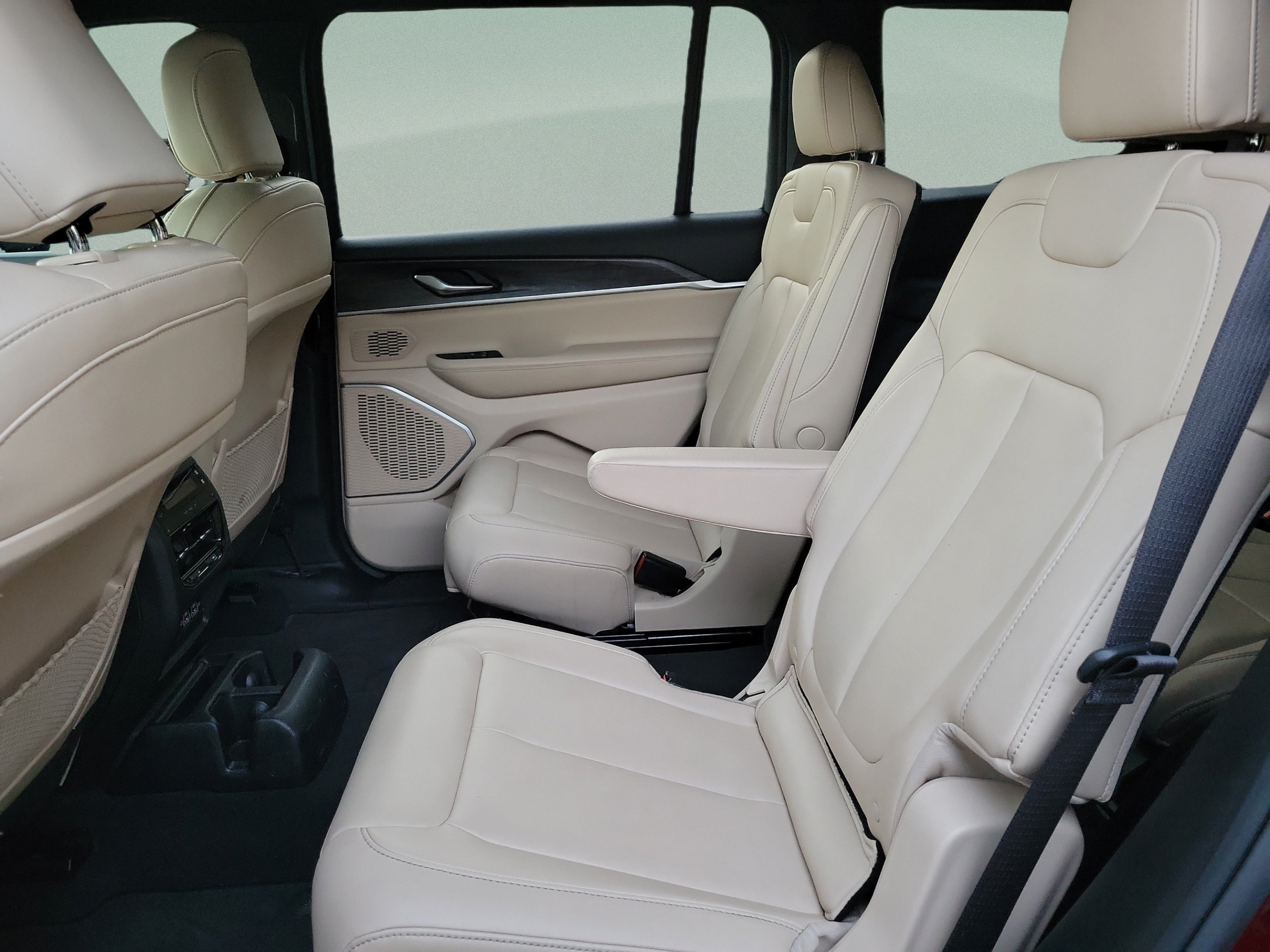 Certified 2025 Jeep Grand Cherokee L Limited w/ Black Appearance Package AWD/4WD image 6