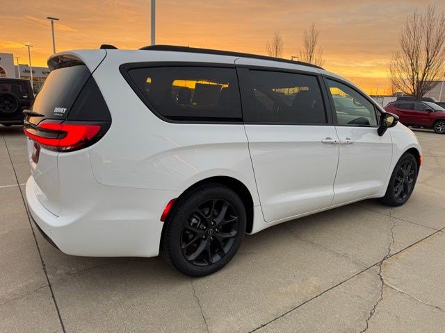 New 2026 Chrysler Pacifica Select image 7