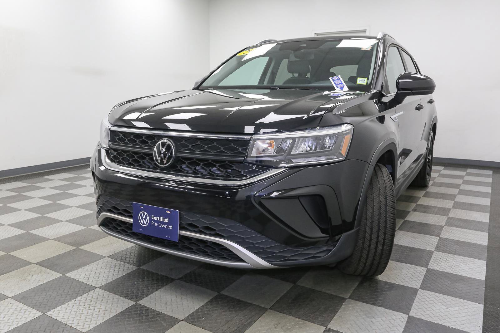 Certified 2022 Volkswagen Taos SE w/ Panoramic Sunroof Package AWD/4WD image 5