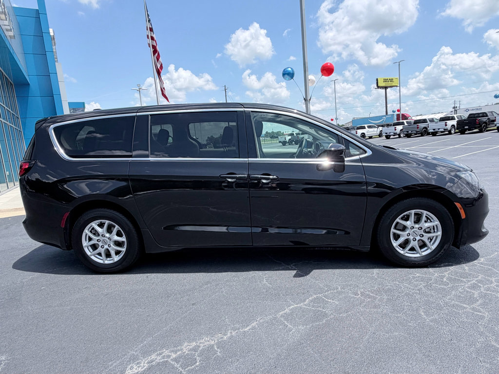 Used 2022 Chrysler Voyager LX FWD image 4