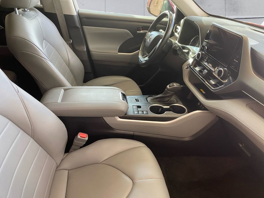 Used 2023 Toyota Highlander XLE image 13